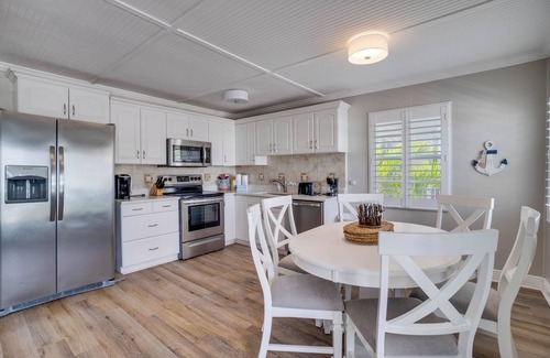 Bradenton Beach Condo | AMI Condo W/Pool, Walk to Beach, Bars, Restaurants and Fishing!