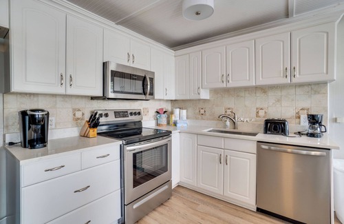 Bradenton Beach Condo | AMI Condo W/Pool, Walk to Beach, Bars, Restaurants and Fishing!