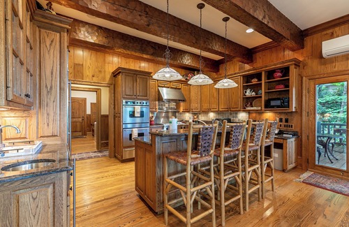 Boone House | Amitola at Yonhalossee - Luxury - Theater Room - Pool Table - Hot Tub