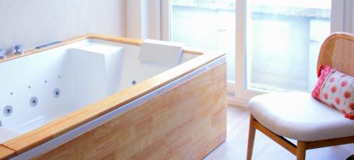 Calais City Center Apartment | AMMG Tour Marina – Suites Signature | Vue Mer Panoramique, Jacuzzi & Design