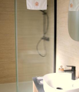 Calais City Center Apartment | AMMG Tour Marina – Suites Signature | Vue Mer Panoramique, Jacuzzi & Design
