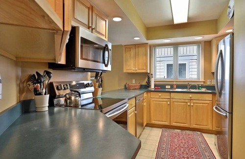 Ludlow Apartment | Amodio, Solitude I105