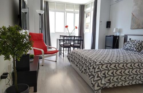 Torremolinos City Centre Apartment | Amplio estudio,vista mar y montaña, a pasos del centro
