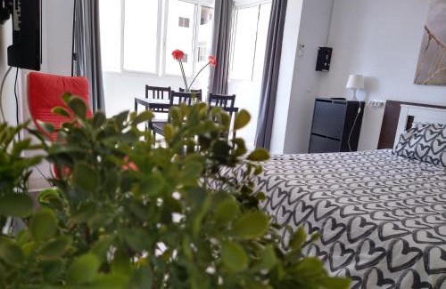 Torremolinos City Centre Apartment | Amplio estudio,vista mar y montaña, a pasos del centro