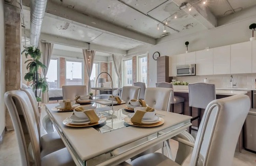 Downtown Dallas Apartment | Amyfinehouse Downtown Dallas 3BR Loft+Pool+Free Parking+Gym+FreeBreakfast