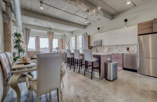Downtown Dallas Apartment | Amyfinehouse Downtown Dallas 3BR Loft+Pool+Free Parking+Gym+FreeBreakfast