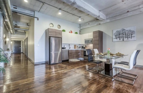 Downtown Dallas Apartment | Amyfinehouse Downtown Dallas 2BR Loft+Pool+Views+Parking+Gym+FreeBreakfast