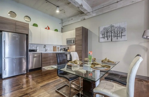 Downtown Dallas Apartment | Amyfinehouse Downtown Dallas 2BR Loft+Pool+Views+Parking+Gym+FreeBreakfast