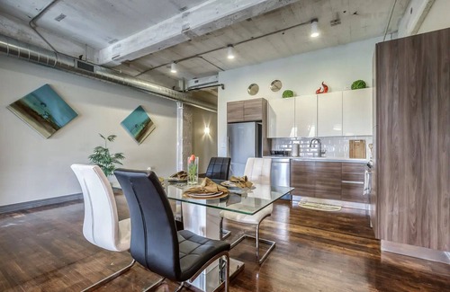 Downtown Dallas Apartment | Amyfinehouse Downtown Dallas 2BR Loft+Pool+Views+Parking+Gym+FreeBreakfast