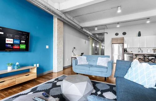 Downtown Dallas Apartment | Amyfinehouse | Free Breakfast + Valet + Gym + Pool