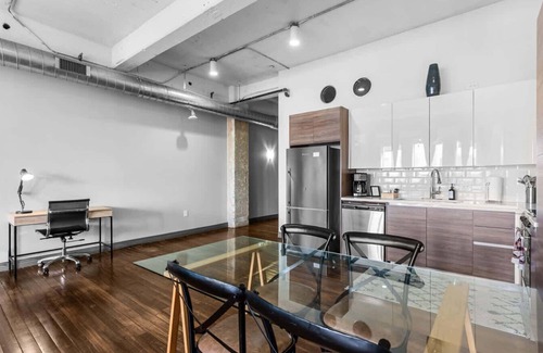 Downtown Dallas Apartment | Amyfinehouse | Free Breakfast + Valet + Gym + Pool