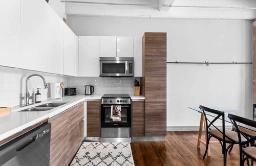 Downtown Dallas Apartment | Amyfinehouse | Free Breakfast + Valet + Gym + Pool