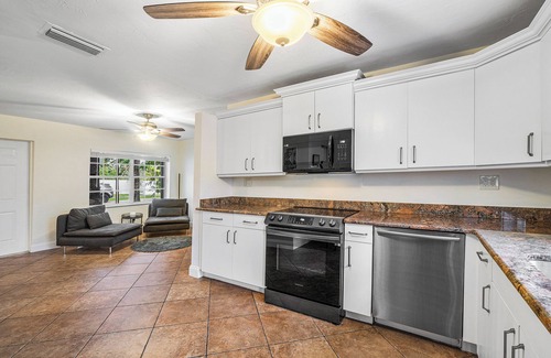 Oakland Park House | An elegant oasis, surrounded by palm trees, private backyard, close to the beach