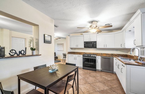 Oakland Park House | An elegant oasis, surrounded by palm trees, private backyard, close to the beach