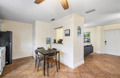 Oakland Park House | An elegant oasis, surrounded by palm trees, private backyard, close to the beach