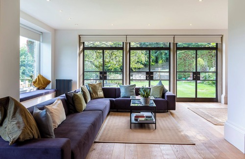 Rodborough House | An extraordinary residence boasting 5 bedrooms, located in the charming village of Brimscombe