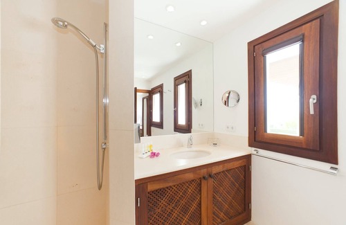 Ibiza Town Villa | AN IMPRESSIVE, MODERN PROPERTY ON IBIZA’S WEST COAST, BEAUTIFUL SEA VIEWS