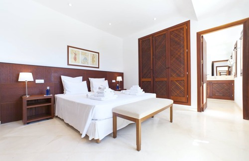 Ibiza Town Villa | AN IMPRESSIVE, MODERN PROPERTY ON IBIZA’S WEST COAST, BEAUTIFUL SEA VIEWS
