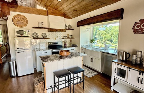 Rockbridge Baths Cabin | An Upscale Charming Couples Escape! Autumn Getaway with Hot Tub & Fire Pit !
