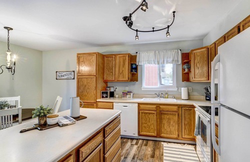 Abbott Loop Apartment | Anchorage Retreat < 5 Mi to Hilltop Ski Area!