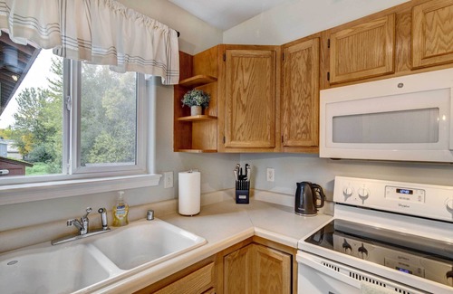 Abbott Loop Apartment | Anchorage Retreat < 5 Mi to Hilltop Ski Area!
