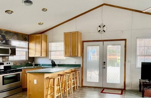 Big Creek Boat Rental | Anchors Away Floating Home @ Whitman Hollow Marina/Froggies Patio Bar