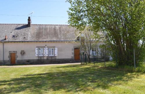 Aigurande House | Ancienne fermette à Aigurande: nature, proche Creuse, 1 chambre, jardin privé, barbecue, garage - FR-1-591-1