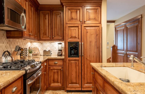 Ketchum Condo | Andora Villa Condo 108 - Spacious Modernized Condo, Walk to Restaurants