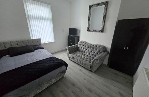 Anfield House | Anfield Guest House Sleeps 5