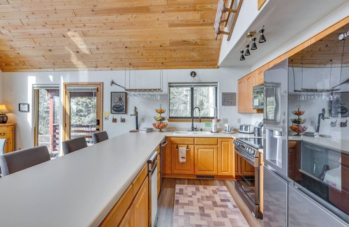 Angel Fire Cabin | Angel Fire Retreat w/Hot Tub ~ 5 Mi to Skiing