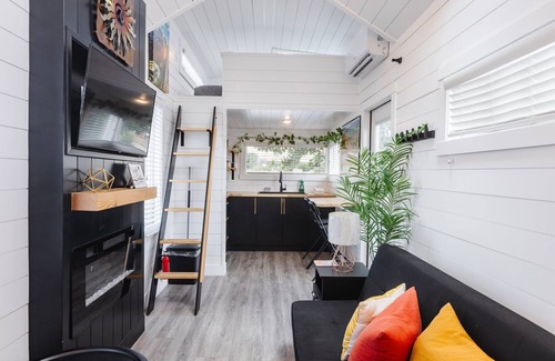 Apple Valley Cabin | Angel’s Landing Relaxation Retreat with Hot Tub