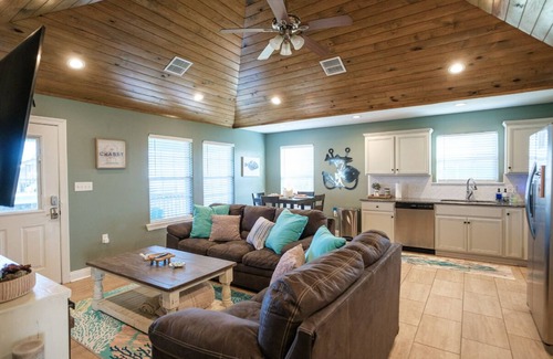 Hackberry House | Angler’s Paradise! Amazing fishing w/in minutes! 3 bed,sleeps 7 ppl, 2 bath.