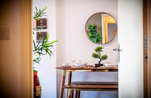 The Westside Apartment | Anime Courtyard in Central and Free Parking with Netflix