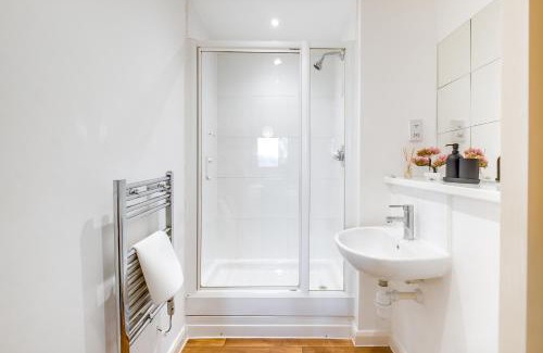 The Westside Apartment | Anime Courtyard in Central and Free Parking with Netflix