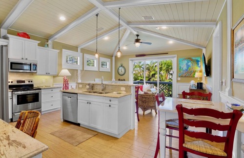 Holmes Beach Condo | Anna Maria Island Retreat with Private Pool! 2 minutes from the Beach!