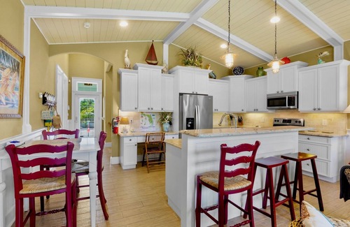 Holmes Beach Condo | Anna Maria Island Retreat with Private Pool! 2 minutes from the Beach!