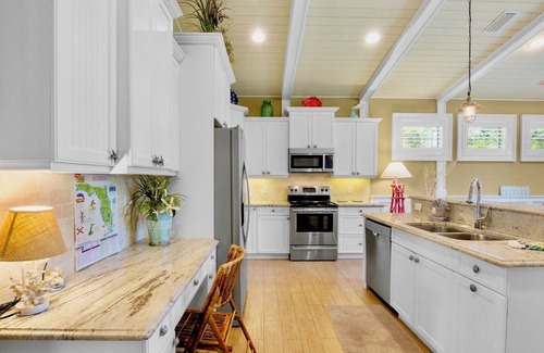 Holmes Beach Condo | Anna Maria Island Retreat with Private Pool! 2 minutes from the Beach!