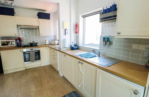 Rhosneigr House | ANNEDD WEN, pet friendly, country holiday cottage in Rhosneigr