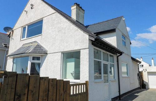 Rhosneigr House | ANNEDD WEN, pet friendly, country holiday cottage in Rhosneigr