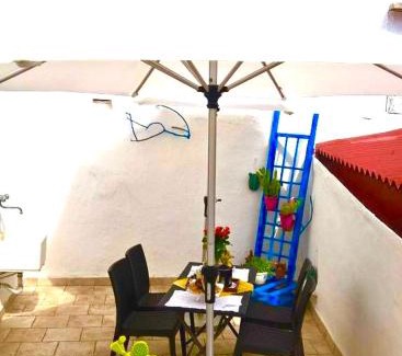 Turi Apartment | Antiche Mura Apartments "Nel Cuore della Puglia"bivani, cucina, terrazzo
