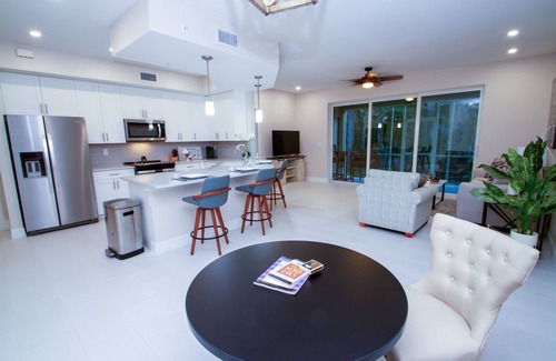 Naples Condo | Antilles Coach Home Minutes from Marco Is.