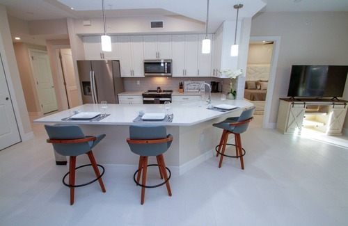 Naples Condo | Antilles Coach Home Minutes from Marco Is.