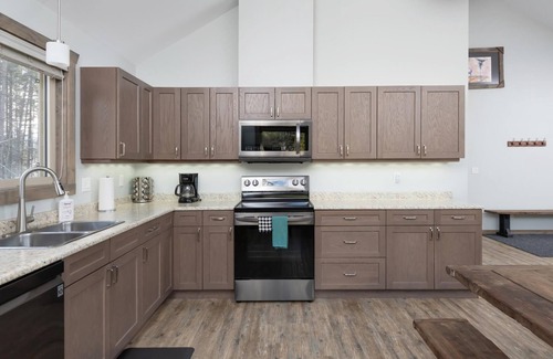 Valemount House | Antler Ridge Cabin Rental - Pet Friendly!