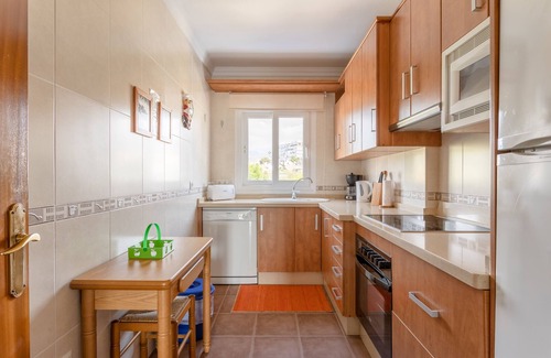 Nerja Apartment | Apartamento "Alcazaba Zona Parador" Near the Beach with Terrace and Shared Pool