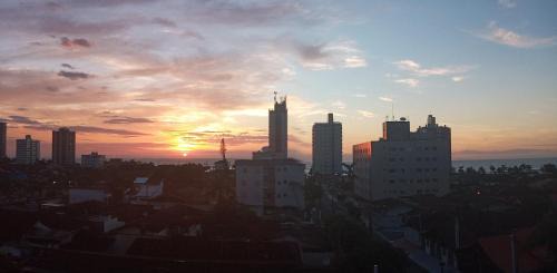 Vila Balnearia Apartment | Apartamento com1 vaga na garagem e internet Jardim Real PRAIA GRANDE