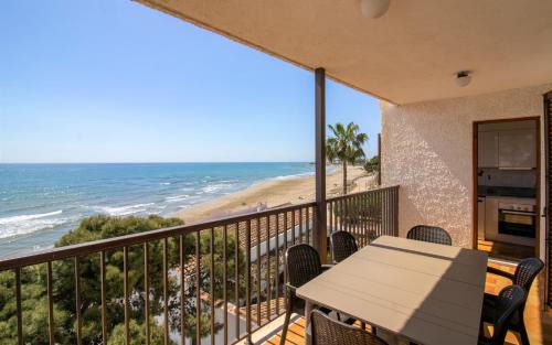 Alcossebre Apartment | Apartamento con vistas frontales - Primera línea Playa Cargador - ALBERT VILLAS
