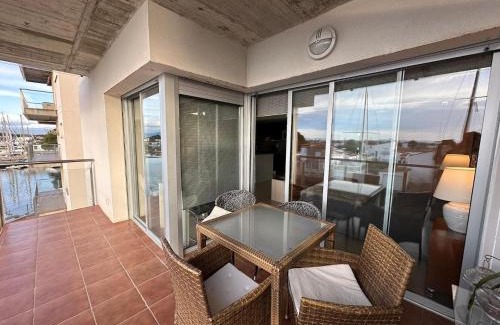 Santa Margarida Apartment | Apartamento en Roses con vistas al canal y piscina AV-52