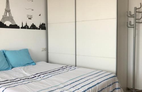 Torremolinos City Centre Apartment | APARTAMENTO ESTUDIO LOFT en el Centro para 3 o 4 Personas Cama doble y sofá cama Check in a partir de las 15 y 30 min pm , check out hasta las 12 h con wifi Piscina impresionante con tumbonas y bar abierto de 12 a 20 pm Parking gratuito muy cercano