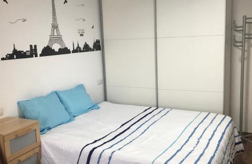 Torremolinos City Centre Apartment | APARTAMENTO ESTUDIO LOFT en el Centro para 3 o 4 Personas Cama doble y sofá cama Check in a partir de las 15 y 30 min pm , check out hasta las 12 h con wifi Piscina impresionante con tumbonas y bar abierto de 12 a 20 pm Parking gratuito muy cercano