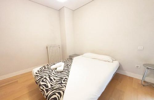 Puerta del Angel Apartment | Apartamento moderno, buena zona